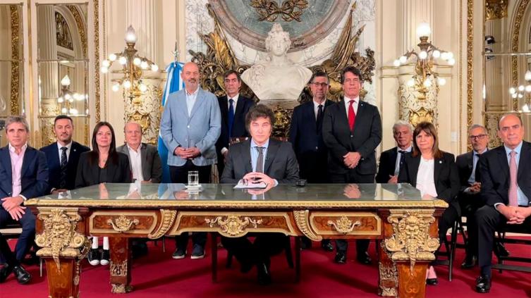 Para el Colegio de Abogados de Santa Fe, el DNU de Milei es inconstitucional