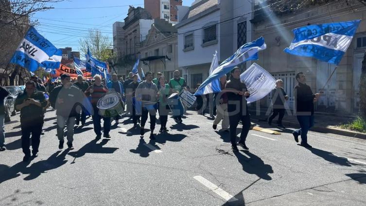 La CGT y la CTA convocan a una manifestación en la peatonal en rechazo al DNU de Milei