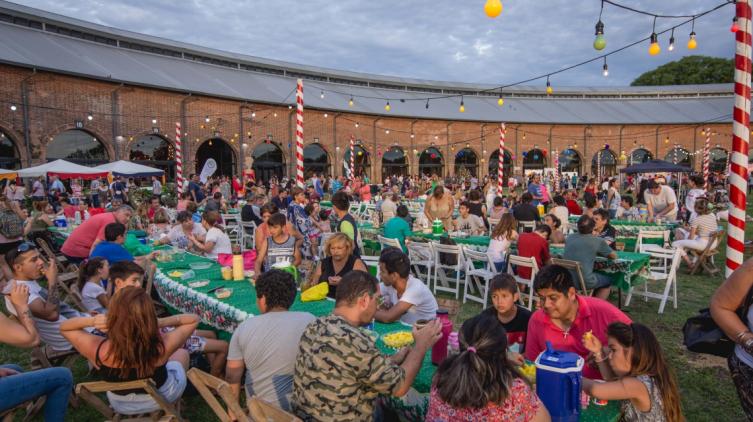 “Yo vi tu corazón”: despedida de año con cena a la canasta en La Redonda