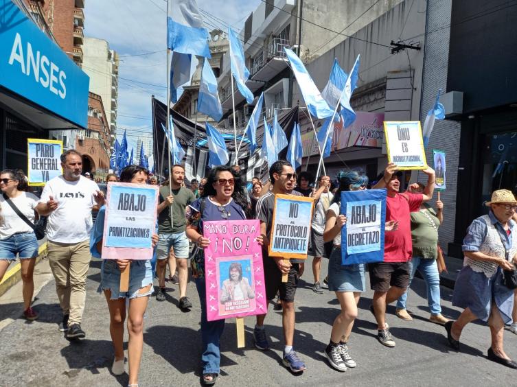 Masiva movilización en el centro de la ciudad en rechazo al DNU de Milei