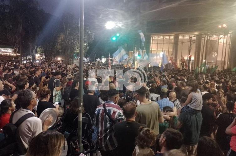 Convocan a un nuevo cacerolazo en Boulevard en contra del DNU de Milei