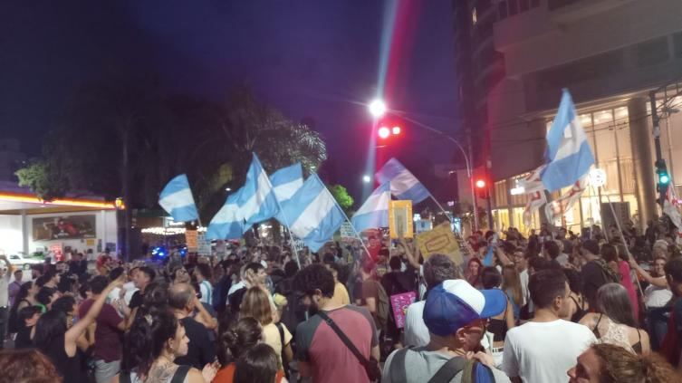Santafesinos realizaron el segundo cacerolazo contra las medidas de Milei en una semana