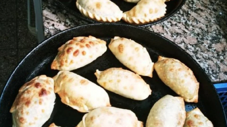El truco viral para que las empanadas no se peguen en la asadera
