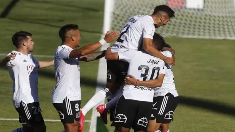 Futbolistas de Colo Colo obtenían licencias de conducir a cambio de camisetas
