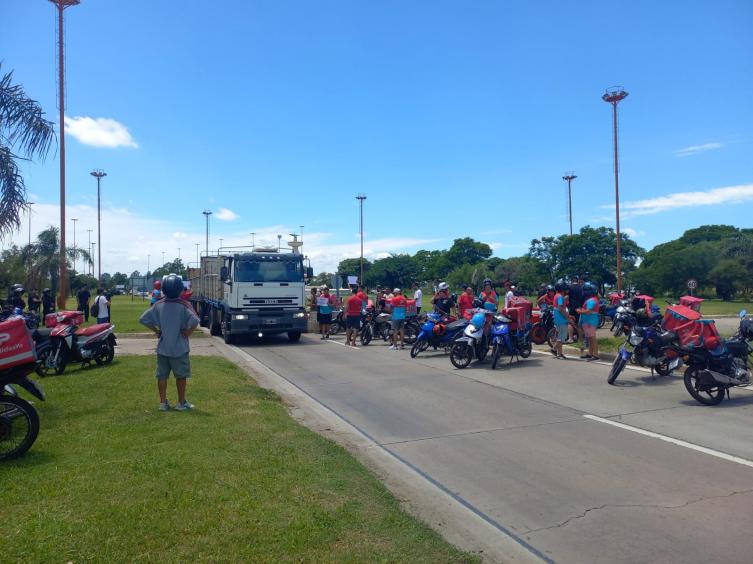 Protesta de deliverys en la ruta nacional 168 a la altura de la fuente de la Cordialidad