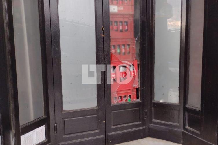Rompió el vidrio de un bar, entró a robar y lo atraparon a unas cuadras
