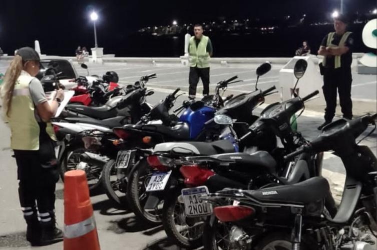 Retuvieron 28 motos y 13 autos en infracción
