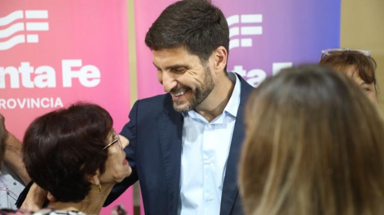 Pullaro entregó escrituras de viviendas en Helvecia y San Javier