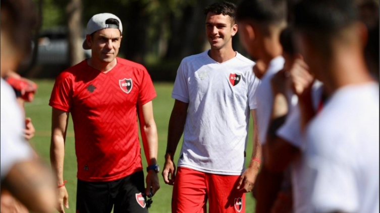 Newell ´s practicó en Uruguay, a la espera del debut de Larriera