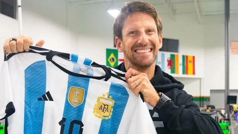 Romain Grosjean, compañero de Canapino, posó con la de Messi