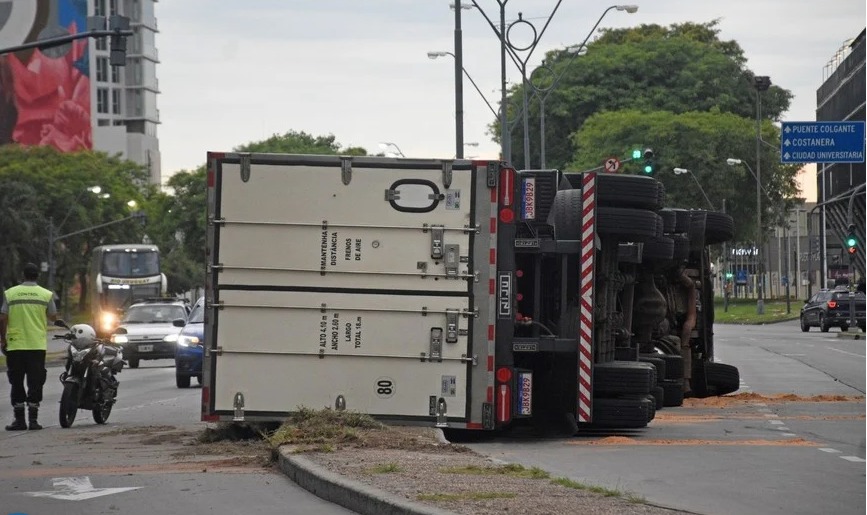 Volcó un camión en Av. Alem y San Luis