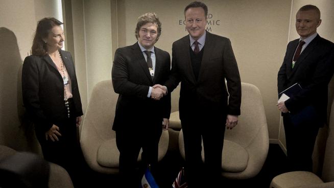 Javier Milei se reunió con el canciller del Reino Unido David Cameron en la previa de su discurso en el Foro de Davos