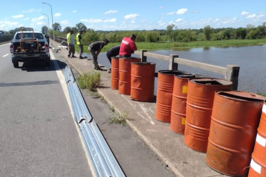 Buzos tácticos hallaron el camión que rompió el muro de contención sobre la 168 y cayó al río: buscan al conductor