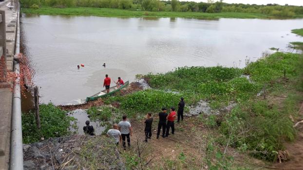Continúa la búsqueda del cuerpo del conductor del camión que cayó al Arroyo Miní en la Ruta 168