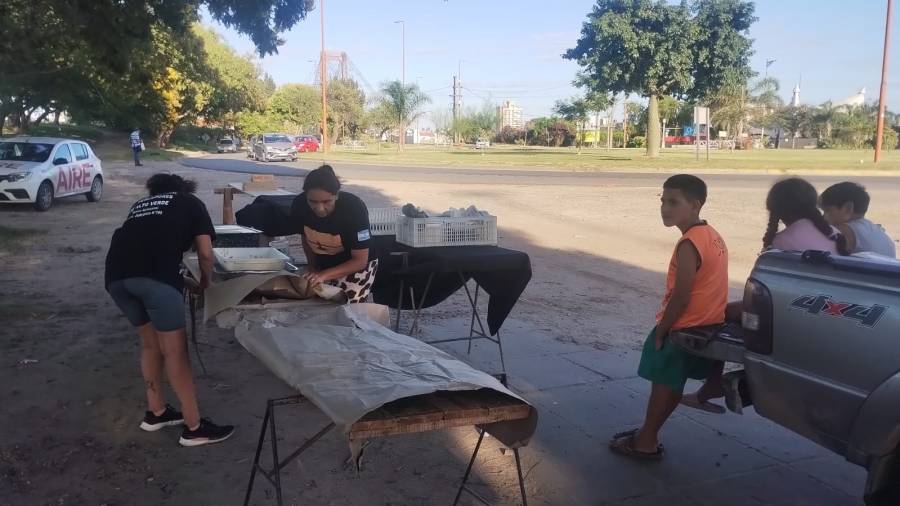 Pescadores realizan una “Olla popular” en la Fuente de la Cordialidad