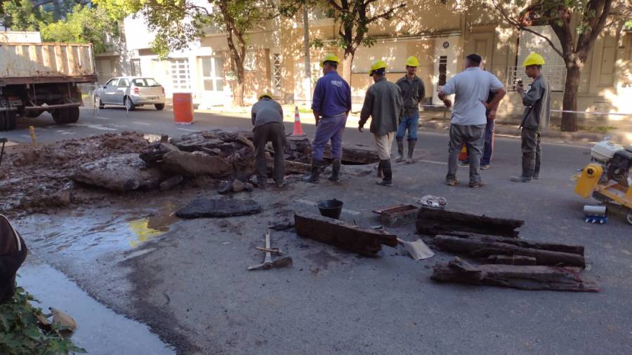 Se hundió la calle: ASSA realiza tareas de reparación de la calzada en Urquiza al 1600