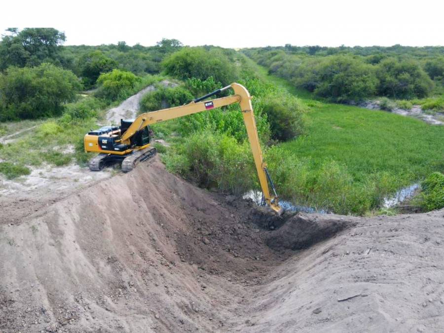 Con intervención policial, Provincia hace cerrar canales clandestinos que inundaban campos