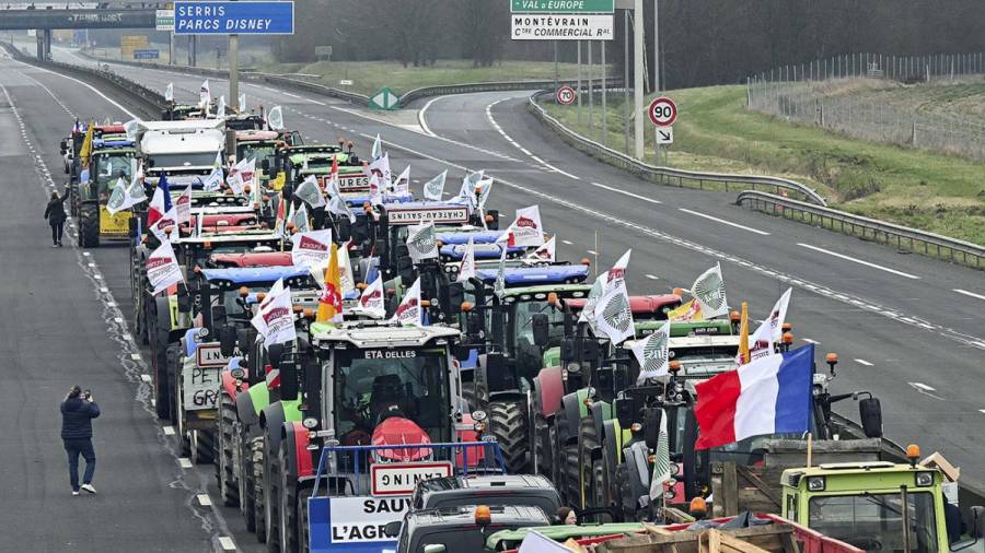 París: los agricultores mantienen el corte de rutas a la espera de nuevos anuncios