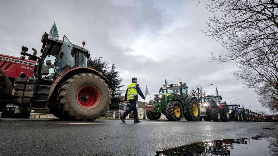 Los agricultores de Francia empezaron a retirar sus bloqueos de carreteras