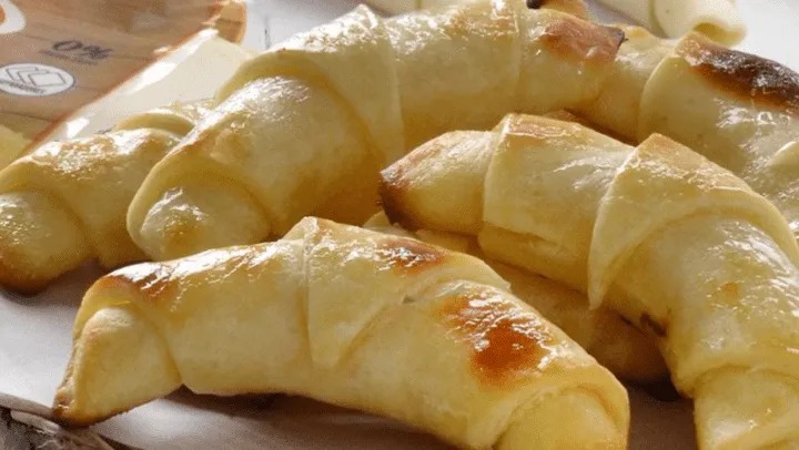 Medialunas con tapa de pascualina: una receta económica que te va a salvar la merienda