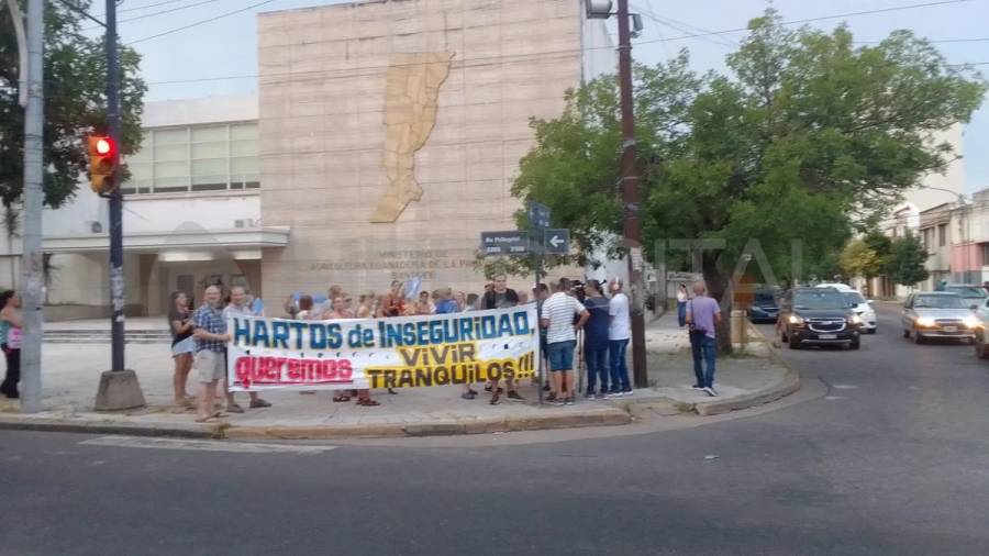Manifestación de los vecinos de barrio Mariano Comas: seguridad, luminaria y cámaras de videovigilancia