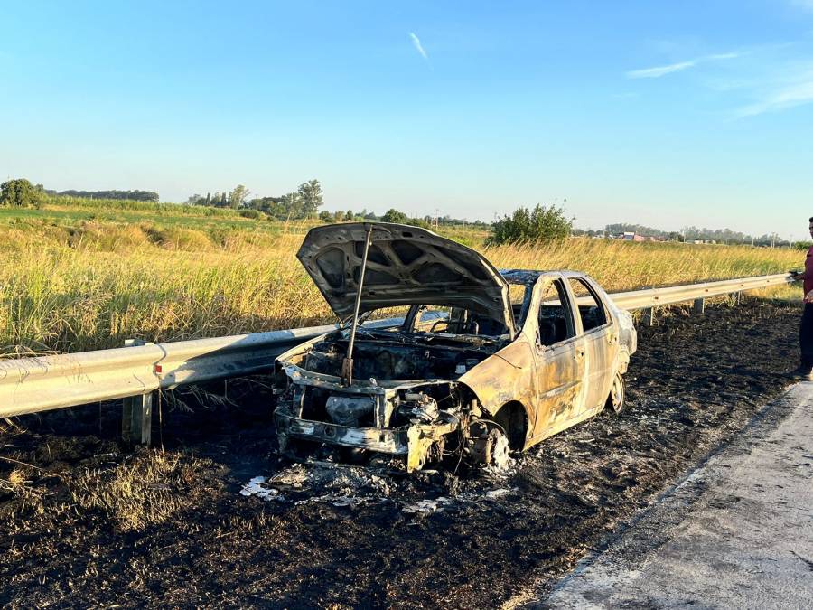 Santa Fe: manejaba por Circunvalación y se le prendió fuego el auto por un desperfecto en el motor