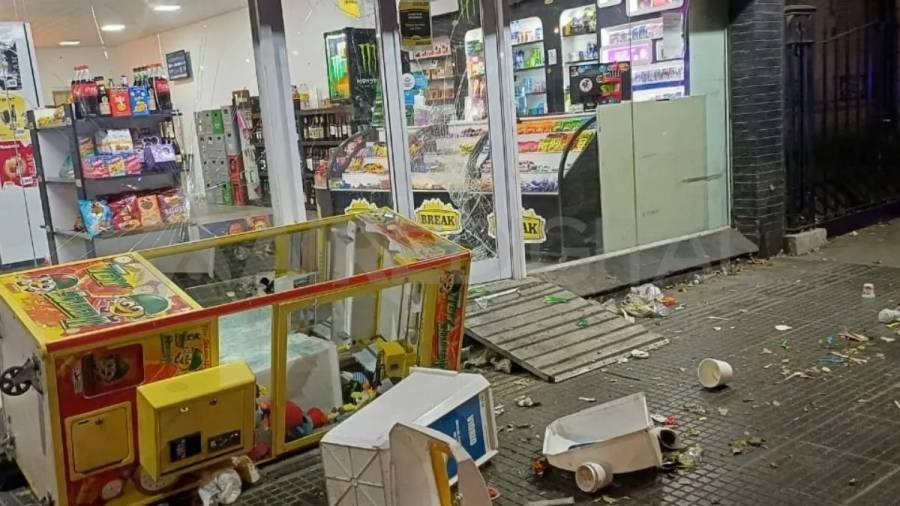 Batalla campal en un drugstore de Bulevar Gálvez, hasta la máquina de peluches rompieron