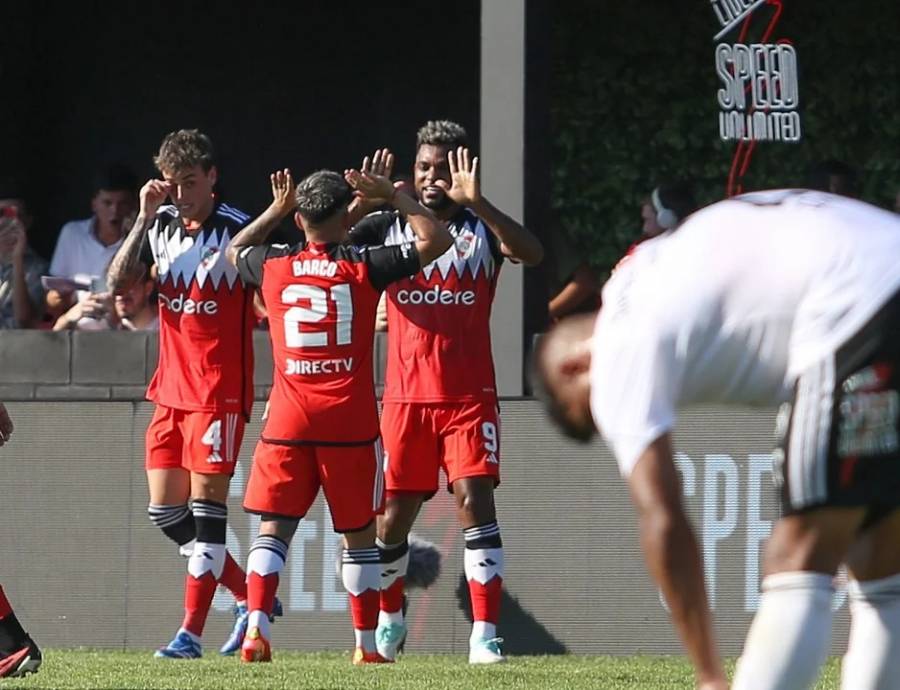 River goleó a Riestra y se subió a lo más alto de la Zona A