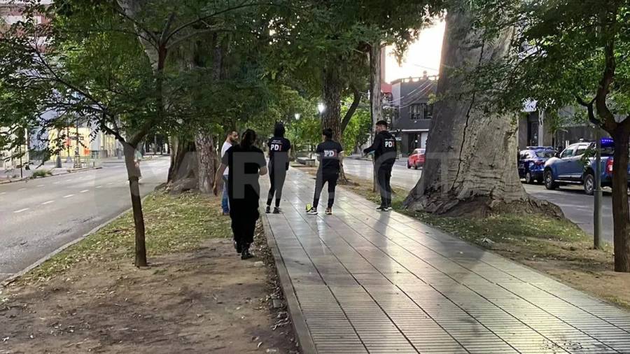 Una pelea a cuchillazos en pleno Bulevar dejó a un joven en terapia intensiva