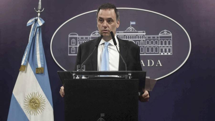 Adorni anunció que Milei eliminó fondos fiduciarios por 2 mil millones de dólares: 