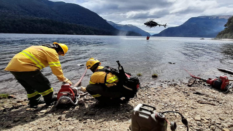 Sigue el operativo contra el incendio en el lago Nahuel Huapi