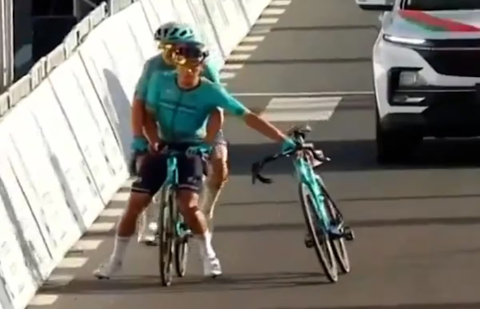 El gesto entre dos ciclistas que recorre el mundo