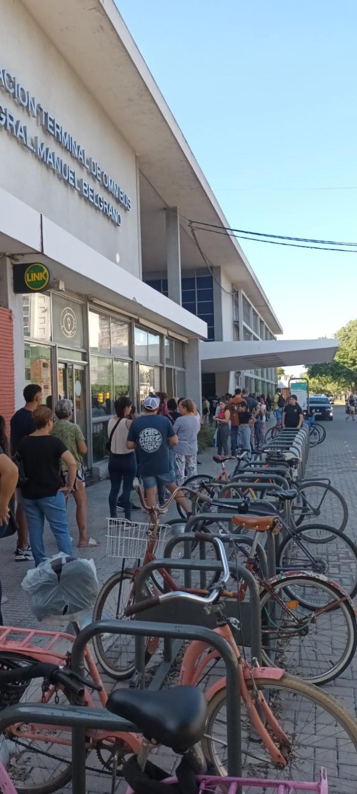 Boleto Educativo Gratuito: extensas filas para obtener el beneficio tras el fuerte aumento del 150%