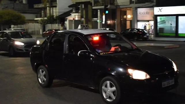 Tres violentos delincuentes, dos mujeres y un hombre, asaltaron a un taxista en barrio Barranquitas