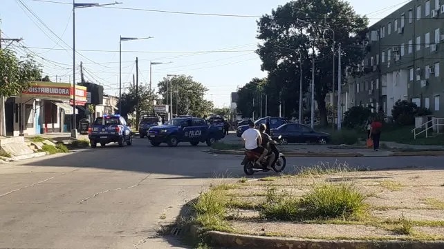 Un feroz tiroteo en barrio Centenario dejó una persona fallecida y tres heridas de gravedad
