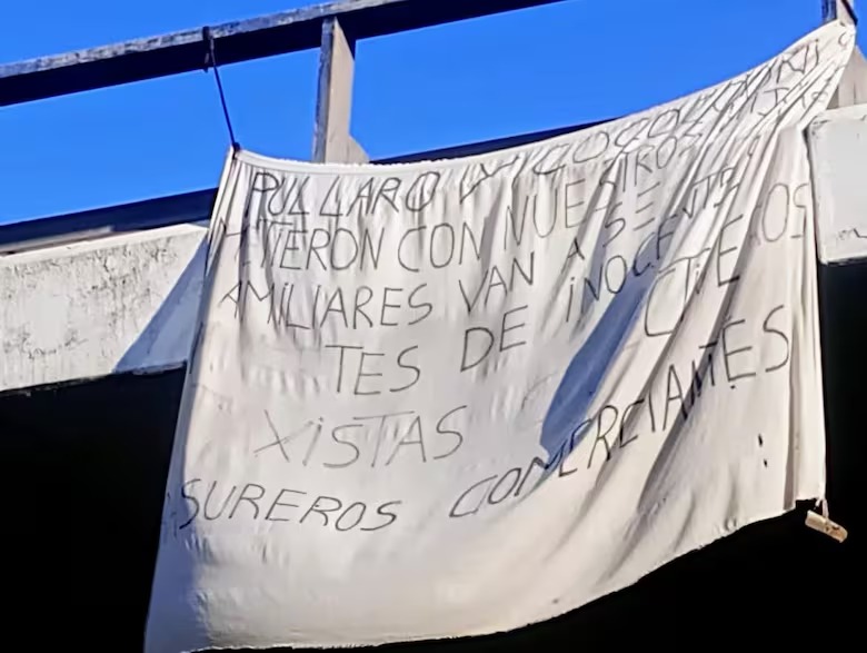 Colgadas en un puente. Antes de que lleguen más gendarmes aparecieron nuevas amenazas contra Pullaro