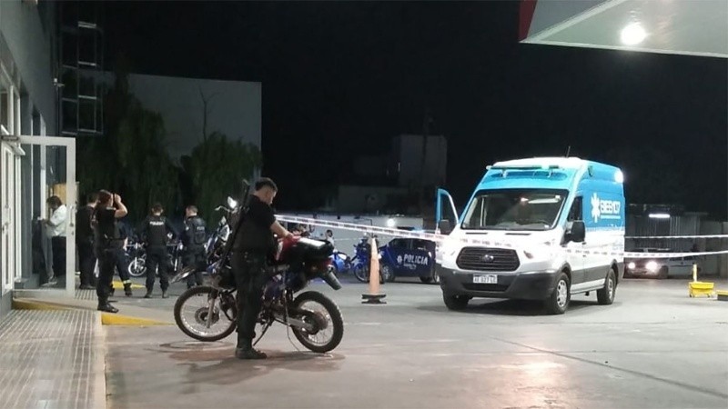 Terror en Rosario: asesinaron a balazos a un playero y dejaron una nota amenazante dirigida al gobernador