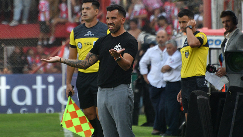 Carlos Tevez mostró la carta documento que le envió el árbitro Pablo Dóvalo