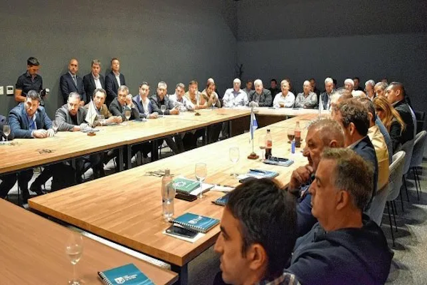 Spahn participó de la reunión convocada por Tapia