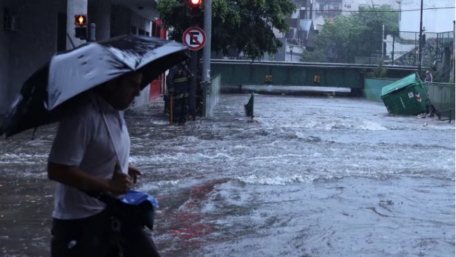Un fallecido, vuelos cancelados y trenes con demoras por el temporal
