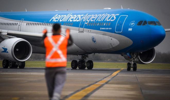 Los sindicatos de pilotos y aeronavegantes realizarán un paro en el inicio de Semana Santa