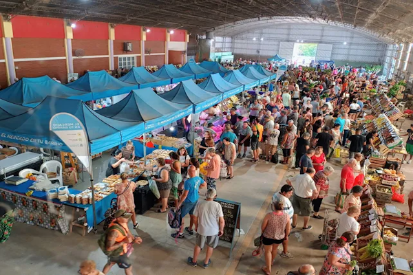 La Feria de Quinteros recibe mucha gente todos los sábados 