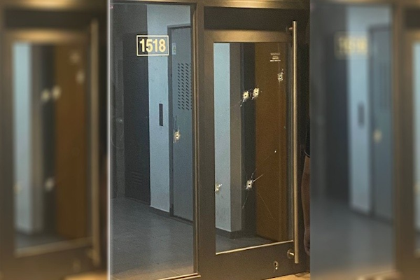 Balearon un edificio con al menos nueve disparos contra la fachada 