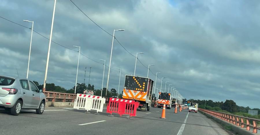Realizan tareas de reparación en la autopista Brigadier López