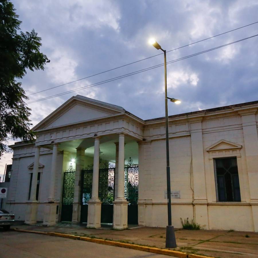 Vandalizaron la luminaria nueva del Cementerio Municipal