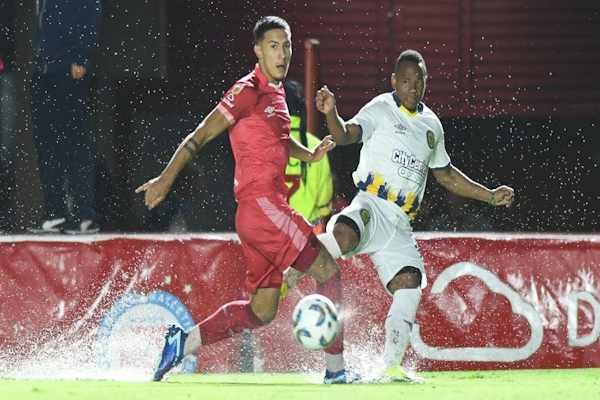 Central fue goleado por Argentinos en La Paternal