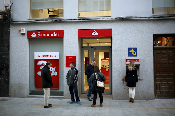 Miles de trabajadores de la banca española en huelga salarial