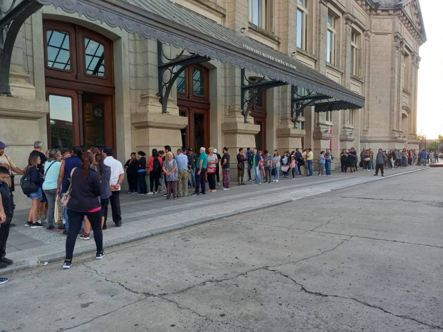 Largas filas por el trámite para el transporte público gratuito por discapacidad