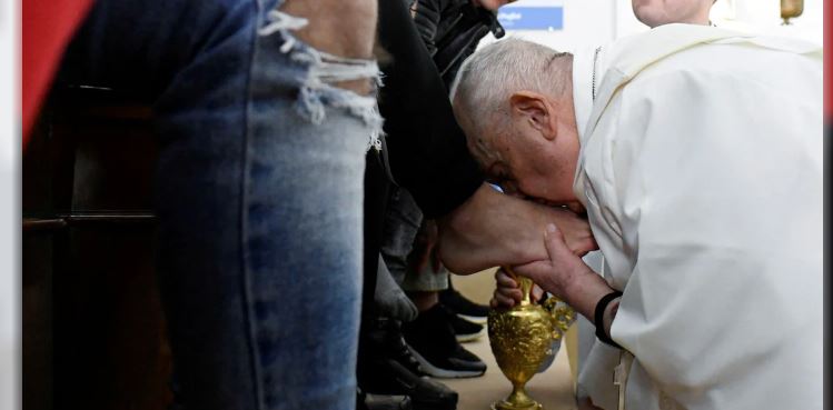 Jueves Santo: el papa Francisco, con buen aspecto, visitó una cárcel de mujeres