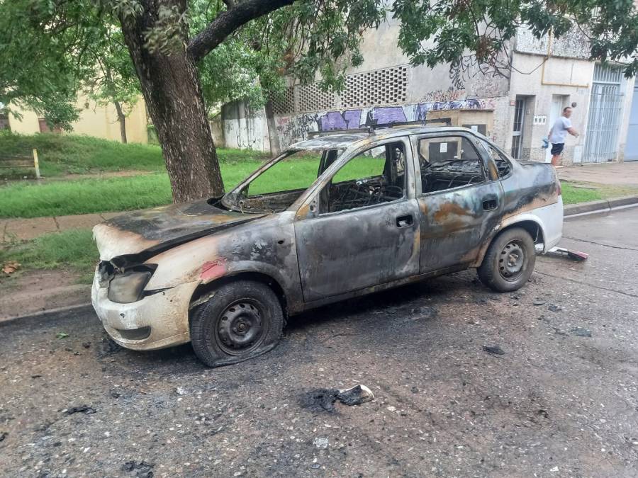 Incendiaron un auto en inmediaciones del Parque Juan de Garay